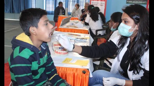 छह माह में करवाएं दांतों की सफाई, लापरवाही पड़ सकती है महँगी