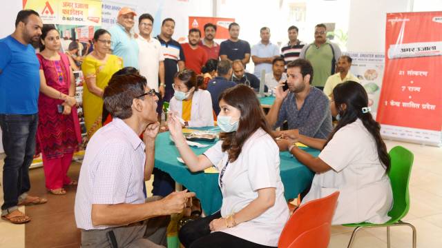 अभिभावकों की लापरवाही से तिरछे हो रहे बच्चों के दांत