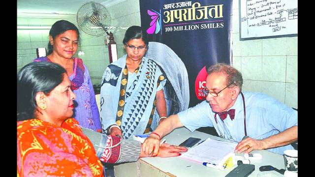 आगरा के मोती कटरा में लोगों को दी बीमारियों से बचाव की जानकारी