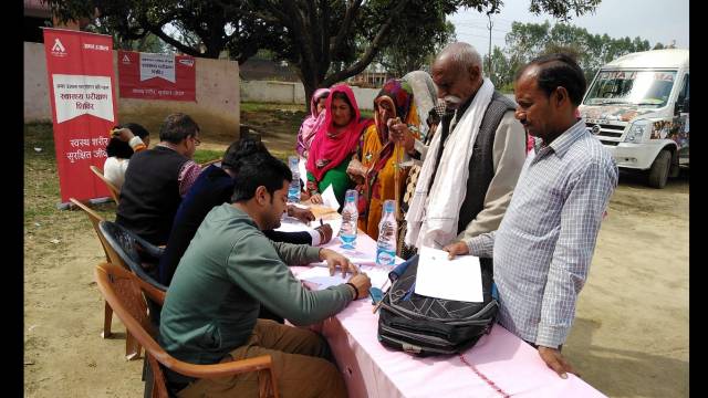कांठ के छजलैट गांव में तीन सौ से अधिक लोगों का निःशुल्क स्वास्थ्य परीक्षण
