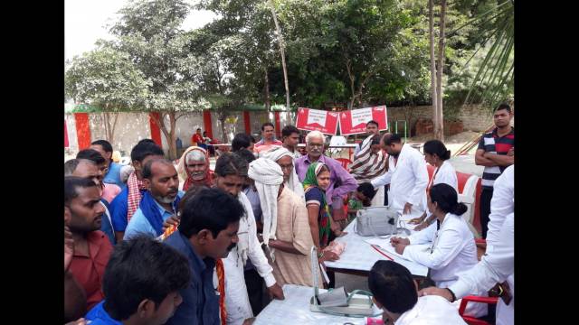 वाराणसी के भट्टी गांव में आयोजित शिविर में 142 मरीजों का निःशुल्क स्वास्थ्य परीक्षण।