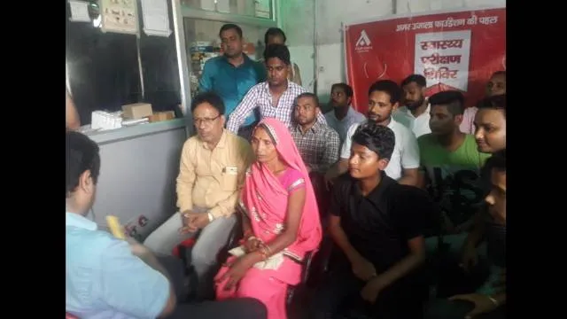 इटावा के उमेधा आई क्लीनिक में 230 मरीजों नेत्र परीक्षण।