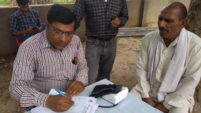 मथुरा के गांव झंडीपुर में 140 मरीजों का निःशुल्क स्वास्थ्य परीक्षण।