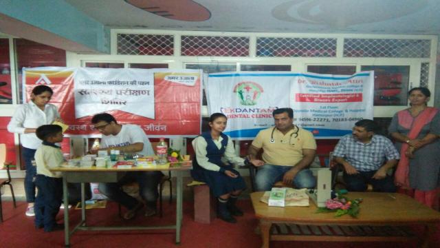 हमीरपुर के एम. पब्लिक स्कूल में स्वास्थ्य शिविर का आयोजन।