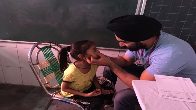 सिद्धार्थ पब्लिक स्कूल, अपर राजीव नगर (देहरादून) में आयोजित शिविर में 400 मरीजों का स्वास्थ्य परीक्षण।