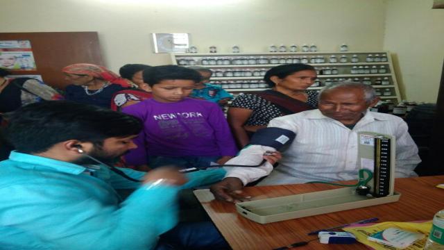 हल्द्वानी के बिन्दुखत्ता प्राथमिक स्वास्थ्य केंद्र में स्वास्थ्य शिविर का आयोजन।