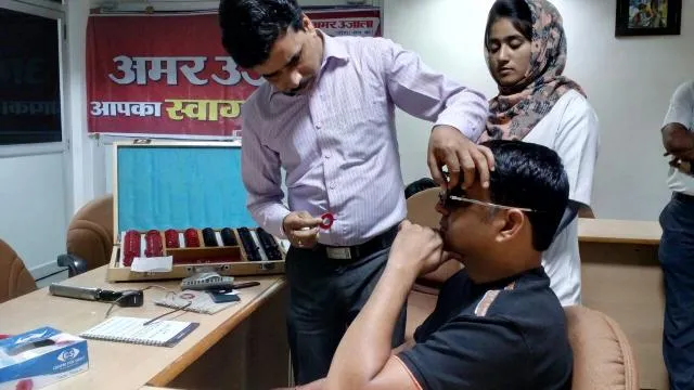 अमर उजाला कार्यालय, मुरादाबाद में निःशुल्क नेत्र परीक्षण शिविर।