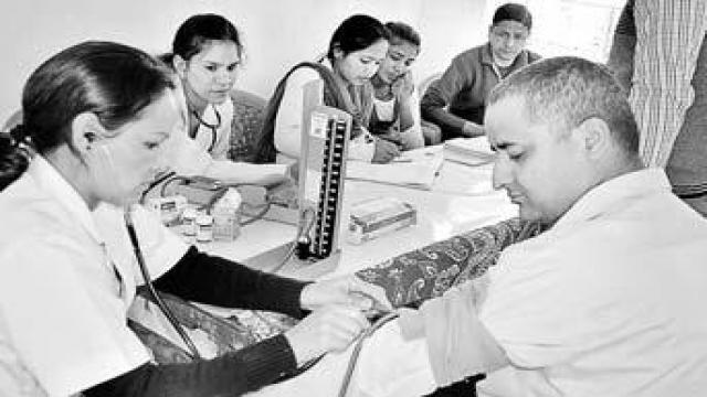 देहरादून में आयोजित मेगा हेल्थ कैंप में मरीजों का मुफ्त इलाज