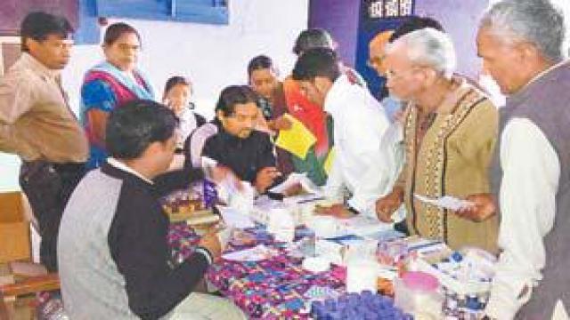 देहरादून के ढकरानी पंचायत घर में 500 से अधिक मरीजों का निःशुल्क स्वास्थ्य परीक्षण