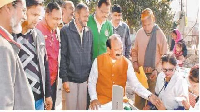 देहरादून में आयोजित स्वास्थ्य शिविर में 900 से अधिक लोगों ने कराया मुफ्त परीक्षण।