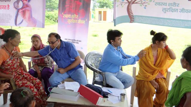 आपसदारी और सहयोग की मिसाल बना थापलियाल खेड़ा का स्वास्थ्य शिविर।