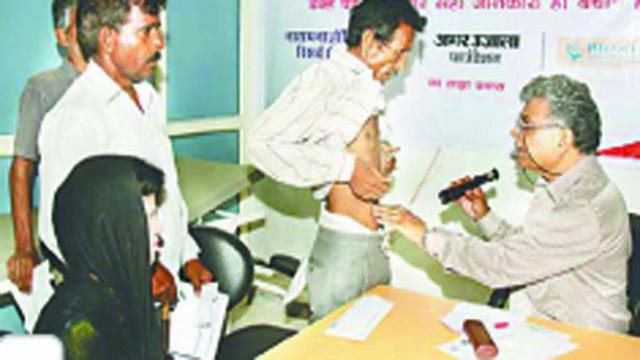 अलीगढ़ जांच शिविर में उमड़ी भीड़, 196 मरीज जांचे।