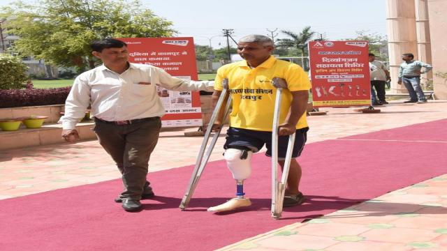 अपने पैरों पर खड़े हुए दिव्यांग, खेला फुटबाल।