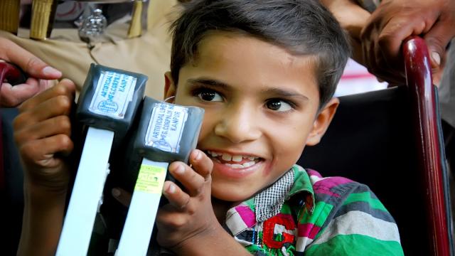 नि:शक्तजन सहायता शिविर में बांटीं गईं सैकड़ों ट्राईसाइकिलें, व्हीलचेयर, छड़ियां