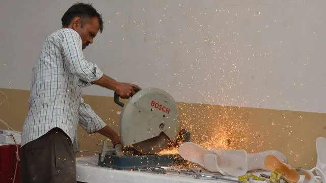 साधन पाकर हुए सबल तो चमक उठे चेहरे