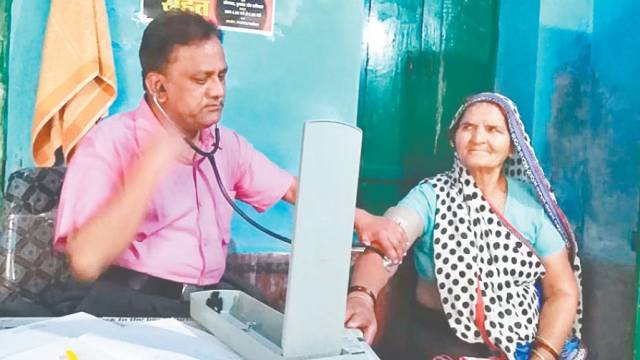 वृंदावन के जनहित क्लीनिक में मिल रही हर मर्ज की दवा