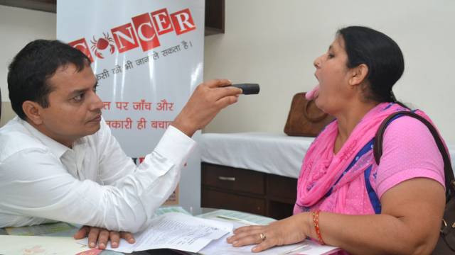 कैंसर जांच शिविर में लोगों को मिला समस्या का समाधान