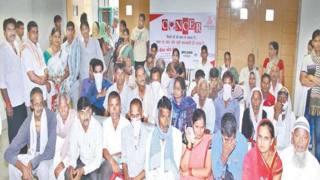 कैंसर कैंप में 230 मरीजों की जांच हुई।
