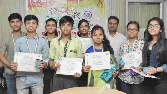 मेरा देश, मेरा गणतंत्र पेंटिंग प्रतियोगिता में पुरस्कार पाकर चहके विजेता