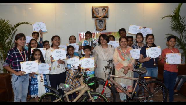 देशभक्ति के रंगों से सजाया कैनवास, पुरस्कार पाकर खिले चेहरे