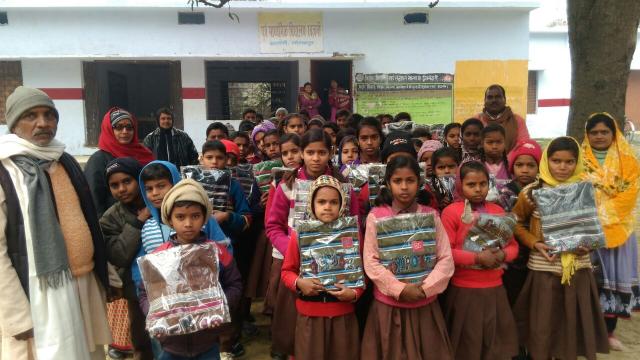 गोरखपुर के खजनी स्थित तीन प्राथमिक विद्यालयों में बच्चों को ठंड से राहत