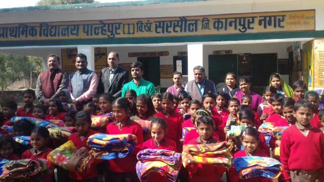 कानपुर के परिषदीय स्कूलों में स्वेटर/कंबल वितरण