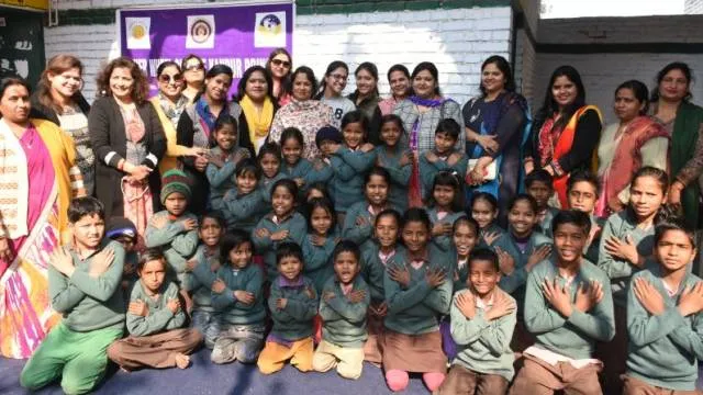 नौनिहालों को ठंड से राहत प्रदान करने के लिए कानपुर में स्वेटर का वितरण