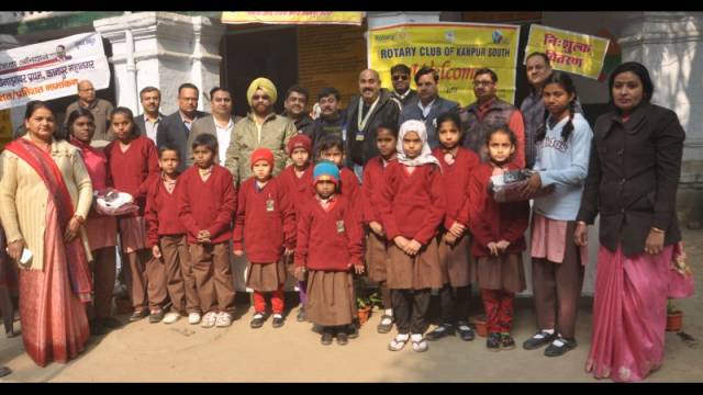 स्वेटर बांटकर बच्चों को दी ठंड से राहत