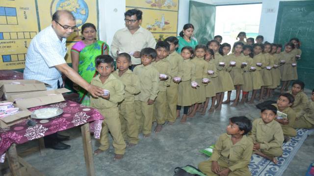 बच्चों ने लिया आइस्क्रीम पार्टी का मजा