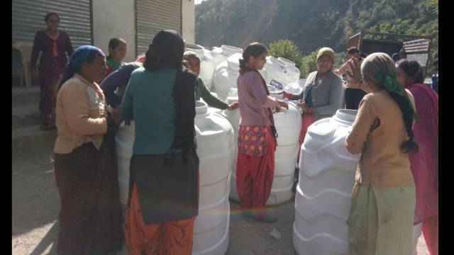 अतिवृष्टि से प्रभावित 19 परिवारों को दी गईं पानी की टंकियां