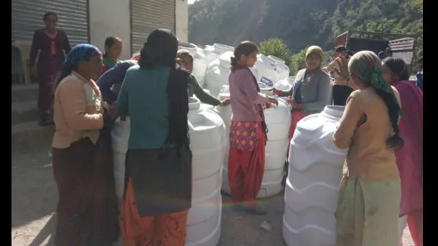 अतिवृष्टि से प्रभावित 19 परिवारों को दी गईं पानी की टंकियां