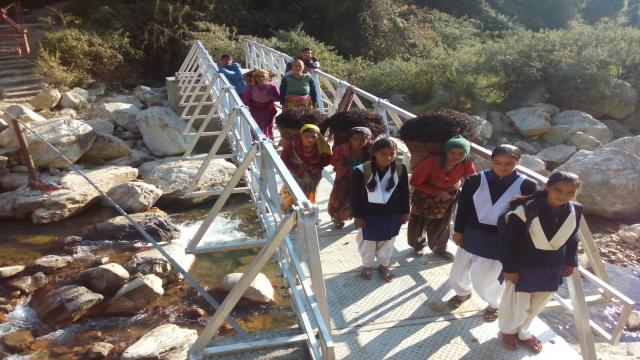 उत्तरकाशी के बागी गांव में अमर उजाला फाउंडेशन ने बांधा पुल