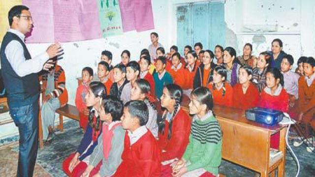 अमर उजाला फाउंडेशन की ओर से बच्चों को दी गई कंप्यूटर की जानकारी