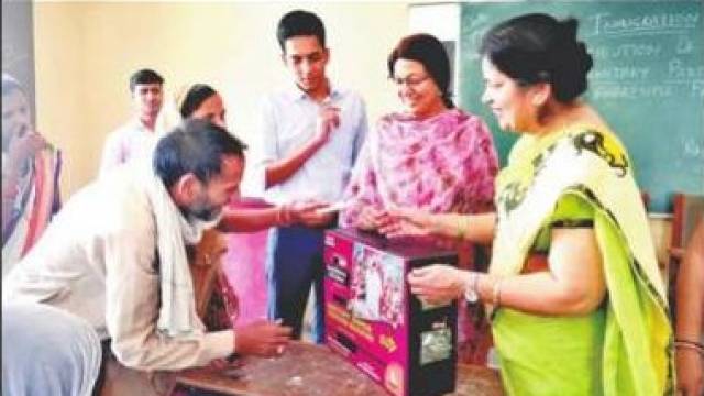 मेवात के दो स्कूलों में लगाई गई सेनेटरी नैपकिन वेंडिंग मशीन