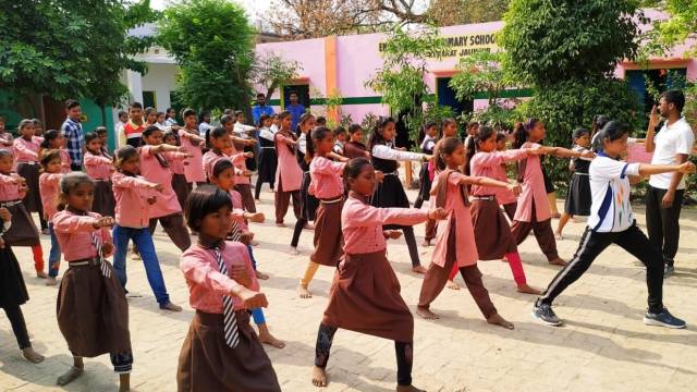 केराकत के दो स्कूलों की 300 छात्राओं ने सीखे आत्मरक्षा के गुर