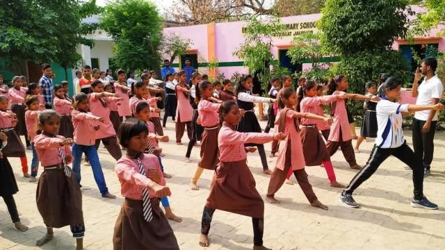 केराकत के दो स्कूलों की 300 छात्राओं ने सीखे आत्मरक्षा के गुर