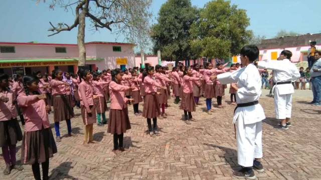 हर परिस्थिति का हिम्मत से सामना करें बेटियां