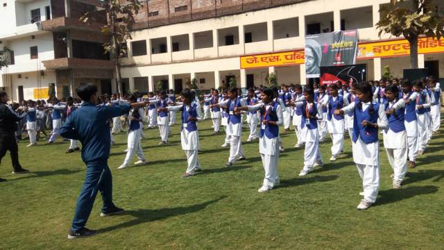 वाराणसी के जेएस पब्लिक इंटर कॉलेज में छात्राओं ने सिखा आत्मरक्षा के गुर