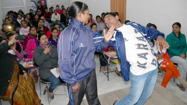 मिर्जापुर के ग्लोबस कॉलेज ऑफ़ आईटी एंड मैनेजमेंट में छात्राओं को दी गई मार्शल आर्ट की ट्रेनिंग