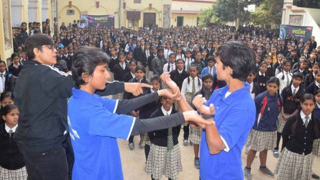 डरेंगे नहीं, डटकर लड़ेंगे: सेल्फ डिफेंस की ट्रेनिंग पाकर छात्राओं में जगा हौसला