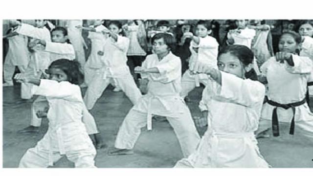 वाराणसी के शिऑन पब्लिक स्कूल में आत्मरक्षा, योग और ध्यान प्रशिक्षण।