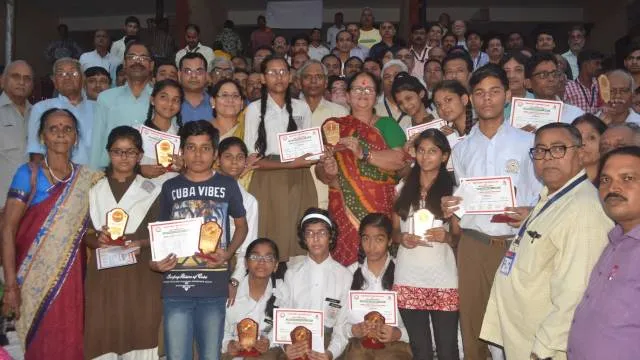 स्लोगन प्रतियोगिता के विजेता पुरस्कृत।