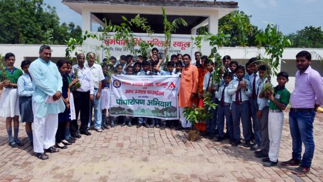 कानपुर के धर्मपाल सिंह पब्लिक स्कूल में 101 पौधों का रोपण किया गया।