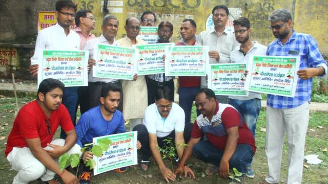 कानपुर के दबौली दुर्गा मंदिर पार्क में 51 पौधों का रोपण।