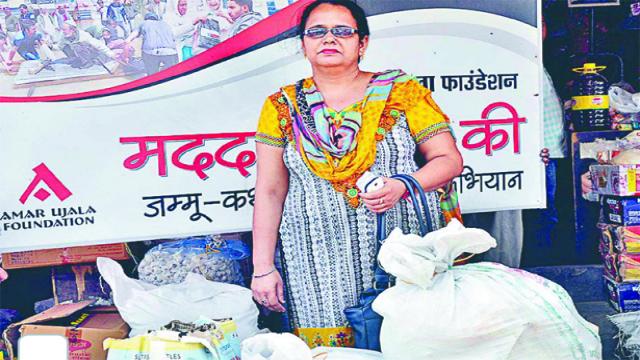 जम्मू-कश्मीर में आई बाढ़ में फंसे अपनों की मदद