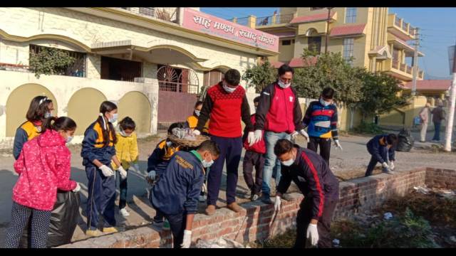 हल्द्वानी के जज फार्म में सफाई अभियान चलाकर लोगों को किया जागरुक