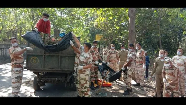 हल्द्वानी के सुशीला तिवारी अस्पताल के पास चलाया गया स्वच्छता अभियान।