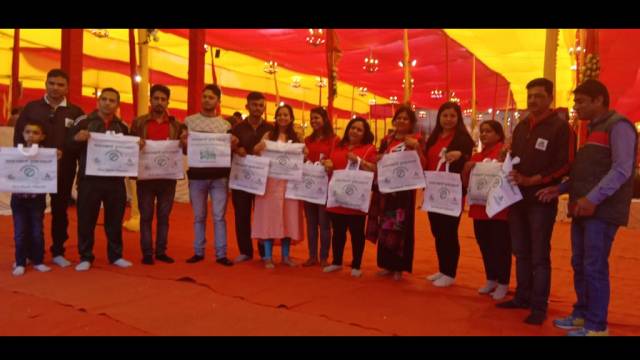 हल्द्वानी में आयोजित हरिहर महोत्सव में लोगों को बांटे कपड़े के थैले।