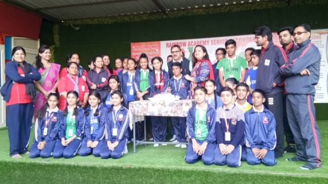 रेनबो एकेडमी के पर्यावरण सिपाहियों ने खेतों से उठाया कूड़ा करकट।