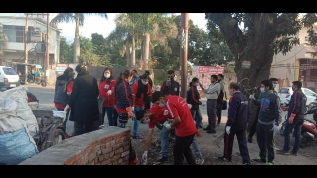 हल्द्वानी के पीलीकोठी में चलाया गया सफाई अभियान।